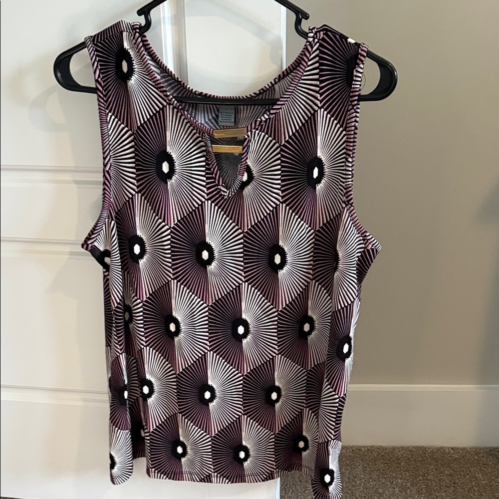 Chic Geometric Sleeveless Top in Black and White